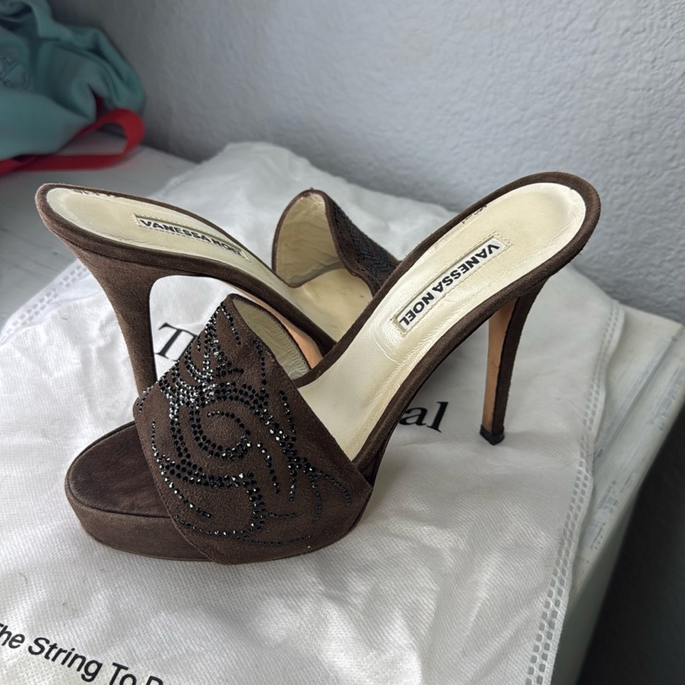 Vanessa Noel voodoo brown high heels